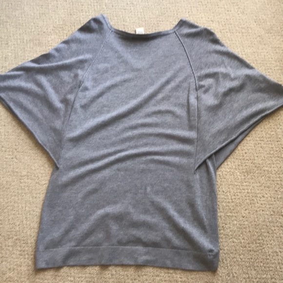 Sweater tunic with batwing cape sleeves - Picture 3 of 3